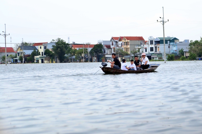 Học sinh vùng rốn lũ Hà Nội đến trường bằng thuyền- Ảnh 3.