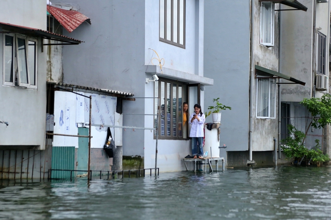 Người Hà Nội chèo thuyền đưa con cháu đi học ngày lũ sông Bùi dâng cao- Ảnh 10.