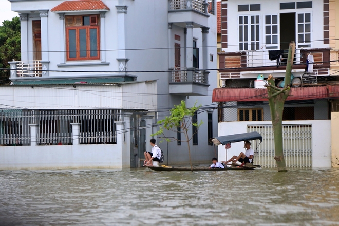 Học sinh vùng rốn lũ Hà Nội đến trường bằng thuyền- Ảnh 4.