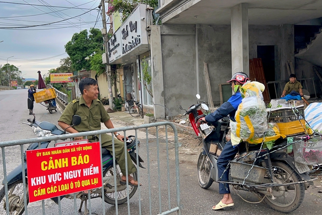 Học sinh vùng rốn lũ Hà Nội đến trường bằng thuyền- Ảnh 9.