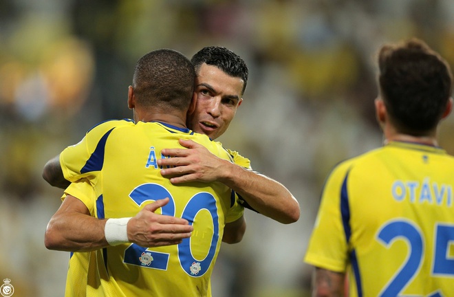 Ronaldo chơi ‘siêu tệ’ nhưng vẫn… ghi bàn từ phạt đền, Al Nassr bám sát ngôi đầu- Ảnh 3.