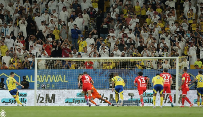 Ronaldo chơi ‘siêu tệ’ nhưng vẫn… ghi bàn từ phạt đền, Al Nassr bám sát ngôi đầu- Ảnh 5.