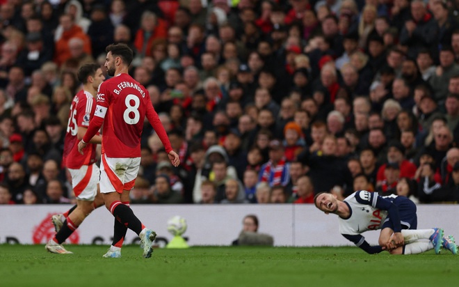 Bruno Fernandes dính thẻ đỏ, M.U bị Tottenham hạ toàn diện trên sân nhà: Ôi, Ten Hag! - Ảnh 2.