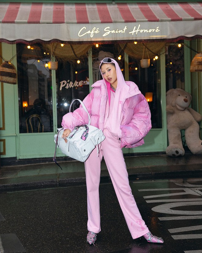 Sweet pink outfit helps her stand out in the autumn streets - Photo 4.