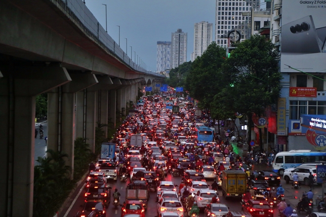 Giao thông Hà Nội hỗn loạn, nhiều cây đổ- Ảnh 6.