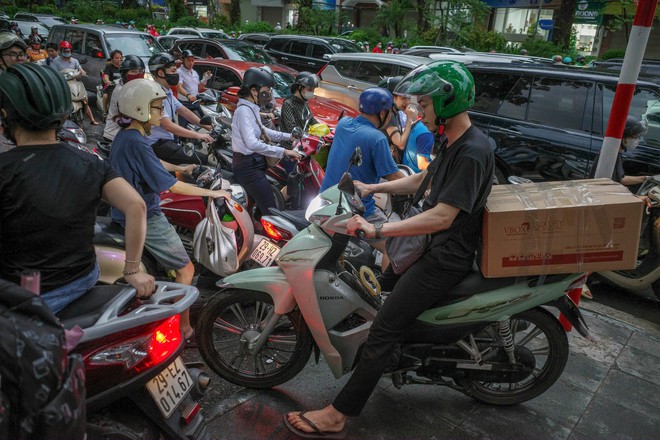 Giao thông Hà Nội hỗn loạn, nhiều cây đổ- Ảnh 10.