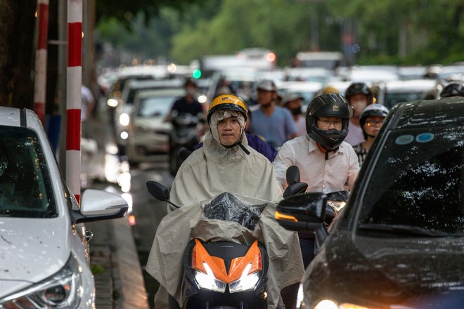 Giao thông Hà Nội hỗn loạn, nhiều cây đổ- Ảnh 9.