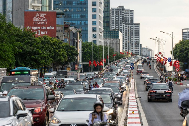 Giao thông Hà Nội hỗn loạn, nhiều cây đổ- Ảnh 13.