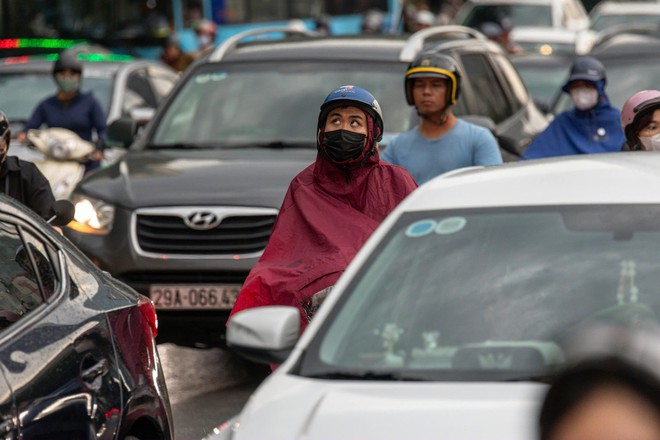 Giao thông Hà Nội hỗn loạn, nhiều cây đổ- Ảnh 12.