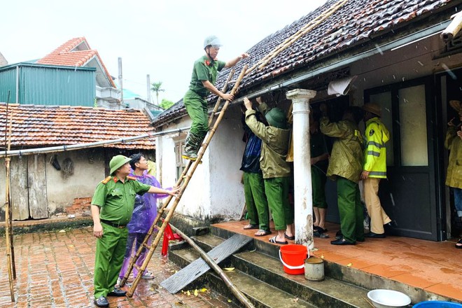 Công an Hà Nam giúp di dời hơn 2.500 hộ dân tránh siêu bão Yagi- Ảnh 4.