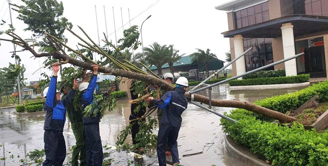 Công an Hà Nam giúp di dời hơn 2.500 hộ dân tránh siêu bão Yagi- Ảnh 1.