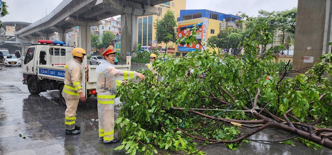 Công an Hà Nội căng mình chống bão Yagi- Ảnh 15.