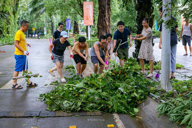 Những hình ảnh đẹp người dân chung tay dọn dẹp sau bão- Ảnh 1.