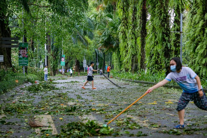 Những hình ảnh đẹp người dân chung tay dọn dẹp sau bão- Ảnh 2.