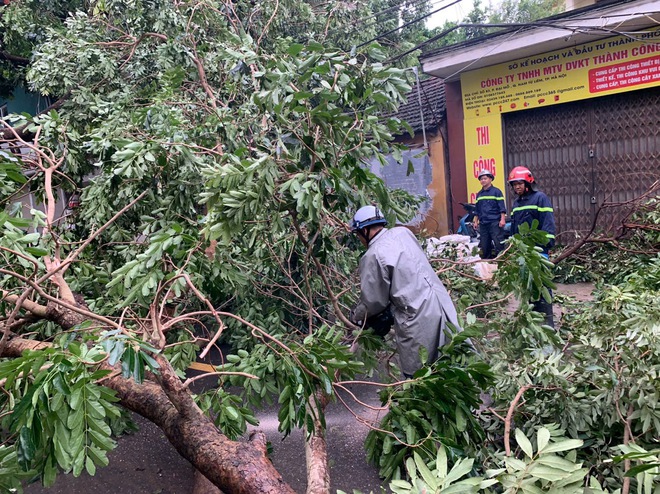 Hà Nội: Công an, quân đội thâu đêm khắc phục thiệt hại do bão Yagi- Ảnh 6.