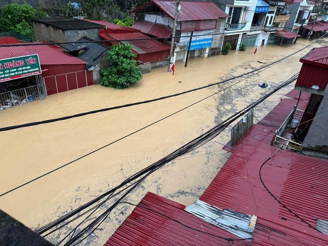 Nước lũ dâng đến mái nhà, 7 hộ dân thoát nạn trong đêm- Ảnh 3.