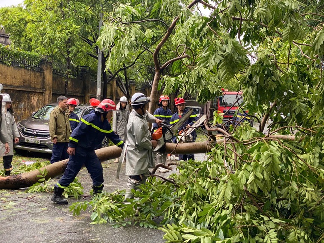 Hà Nội: Công an, quân đội thâu đêm khắc phục thiệt hại do bão Yagi- Ảnh 4.