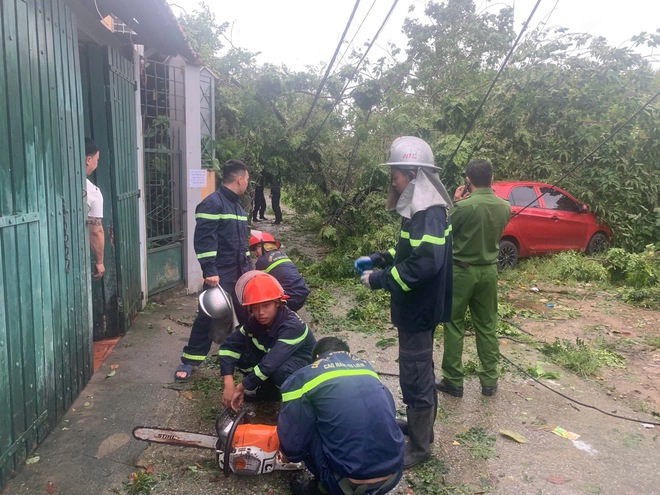 Hà Nội: Công an, quân đội thâu đêm khắc phục thiệt hại do bão Yagi- Ảnh 8.