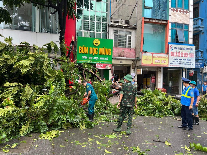 Hà Nội: Công an, quân đội thâu đêm khắc phục thiệt hại do bão Yagi- Ảnh 10.