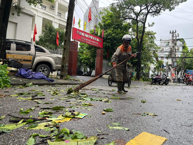 Hà Nội: Công an, quân đội thâu đêm khắc phục thiệt hại do bão Yagi- Ảnh 14.