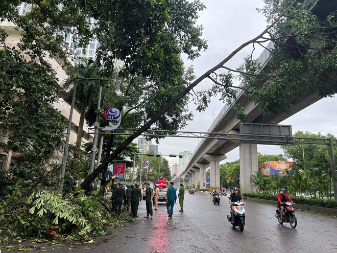 Hà Nội: Công an, quân đội thâu đêm khắc phục thiệt hại do bão Yagi- Ảnh 15.