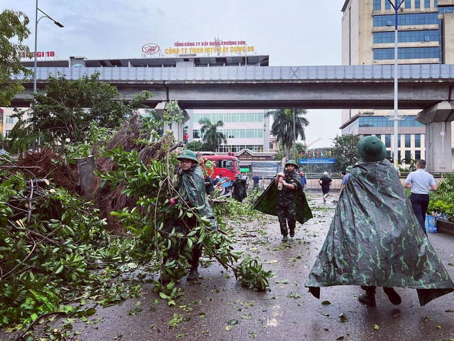 Hà Nội: Công an, quân đội thâu đêm khắc phục thiệt hại do bão Yagi- Ảnh 17.