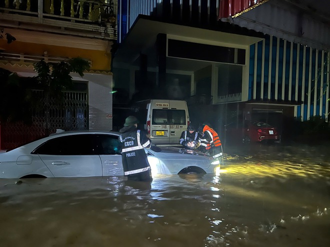 Trắng đêm sau bão Yagi: Cảnh sát cơ động đưa dân vùng lũ đến nơi an toàn- Ảnh 10.