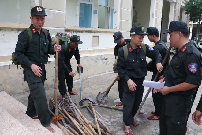 Trắng đêm sau bão Yagi: Cảnh sát cơ động đưa dân vùng lũ đến nơi an toàn- Ảnh 6.