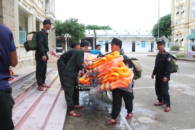 Trắng đêm sau bão Yagi: Cảnh sát cơ động đưa dân vùng lũ đến nơi an toàn- Ảnh 5.