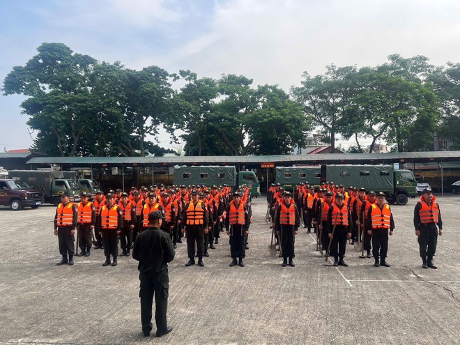 Trắng đêm sau bão Yagi: Cảnh sát cơ động đưa dân vùng lũ đến nơi an toàn- Ảnh 4.