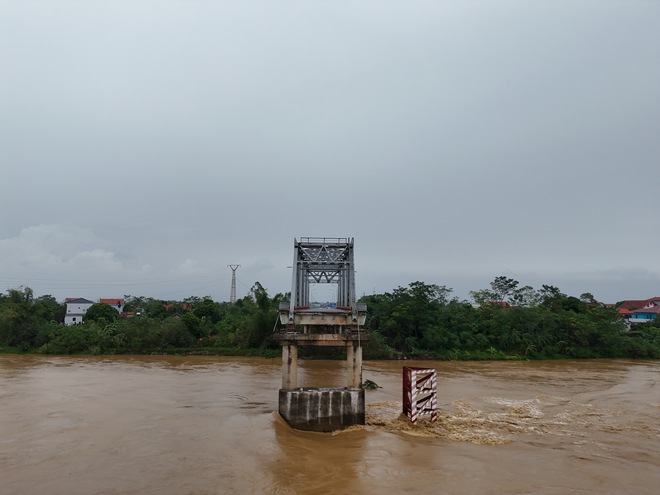 Nạn nhân vụ sập cầu Phong Châu: ‘Tôi như được sinh ra lần thứ 2’- Ảnh 1. Nạn nhân vụ sập cầu Phong Châu: ‘Tôi như được sinh ra lần thứ 2’- Ảnh 1.