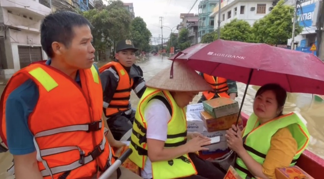 Chạy đua với thời gian cứu bé gái kẹt trong vụ sạt lở- Ảnh 8. Chạy đua với thời gian cứu bé gái kẹt trong vụ sạt lở- Ảnh 8.