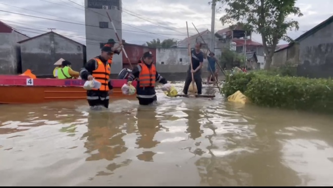 Chạy đua với thời gian cứu bé gái kẹt trong vụ sạt lở- Ảnh 9. Chạy đua với thời gian cứu bé gái kẹt trong vụ sạt lở- Ảnh 9.