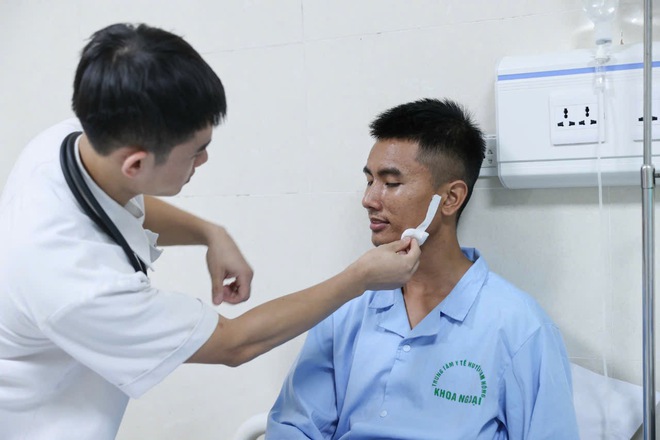 Nạn nhân vụ sập cầu Phong Châu: ‘Tôi như được sinh ra lần thứ 2’- Ảnh 8. Nạn nhân vụ sập cầu Phong Châu: ‘Tôi như được sinh ra lần thứ 2’- Ảnh 8.