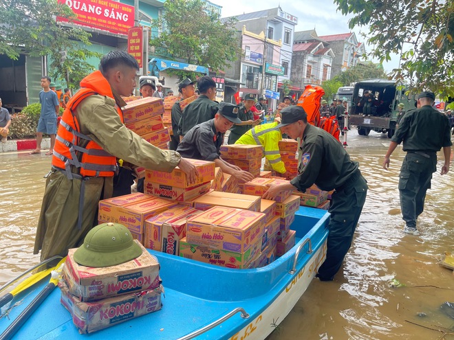 Chạy đua với thời gian cứu bé gái kẹt trong vụ sạt lở- Ảnh 6. Chạy đua với thời gian cứu bé gái kẹt trong vụ sạt lở- Ảnh 6.