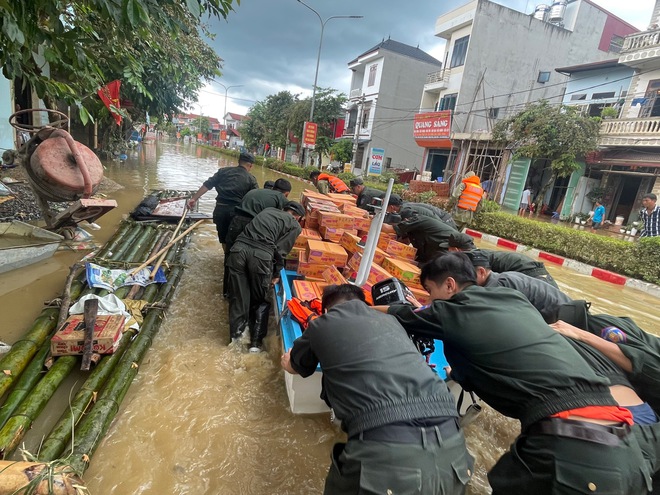 Chạy đua với thời gian cứu bé gái kẹt trong vụ sạt lở ở Quảng Ninh- Ảnh 4.