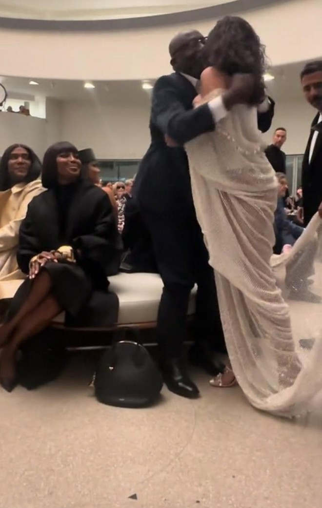 Rihanna phớt lờ 'bạn cũ' Naomi Campbell vì tỉ phú Ả Rập?- Ảnh 2.