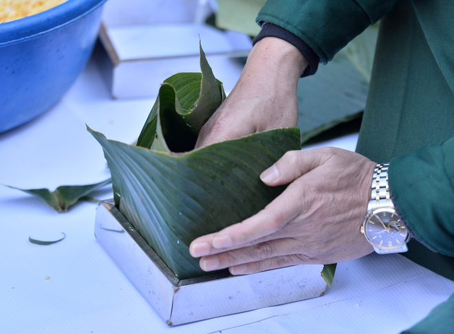 Bộ đội biên phòng mổ lợn, gói 300 bánh chưng tặng dân bản- Ảnh 10.