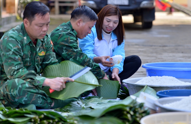 Bộ đội biên phòng mổ lợn, gói 300 bánh chưng tặng dân bản- Ảnh 13.