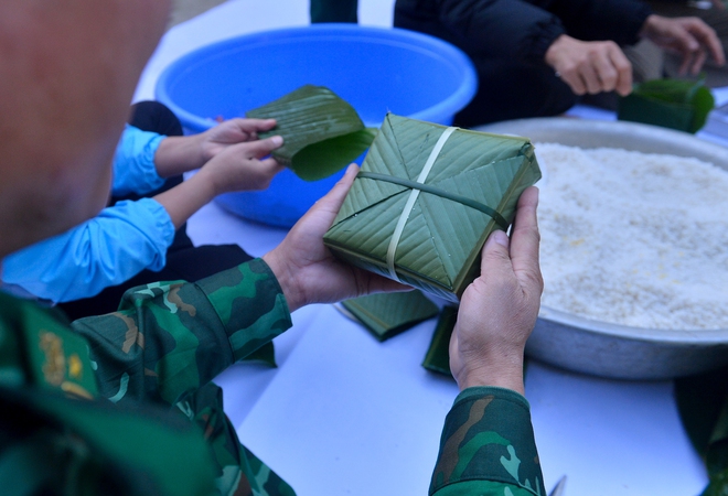 Bộ đội biên phòng mổ lợn, gói 300 bánh chưng tặng dân bản- Ảnh 11.