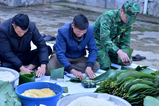 Bộ đội biên phòng mổ lợn, gói 300 bánh chưng tặng dân bản- Ảnh 16.