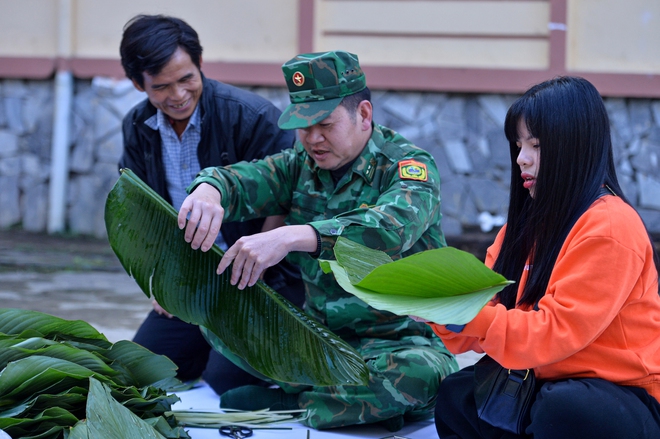 Bộ đội biên phòng mổ lợn, gói 300 bánh chưng tặng dân bản- Ảnh 15.