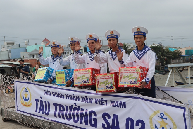 Đoàn công tác Vùng 2 Hải quân khởi hành đi thăm, chúc tết nhà giàn DK1- Ảnh 1.