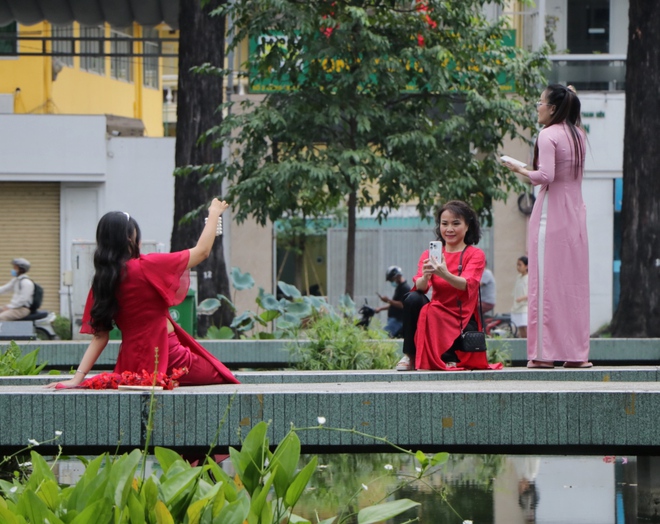 TP.HCM ngày đầu tiên năm mới 2025: Thời tiết mát mẻ, người dân tận hưởng buổi sáng bình yên- Ảnh 14.