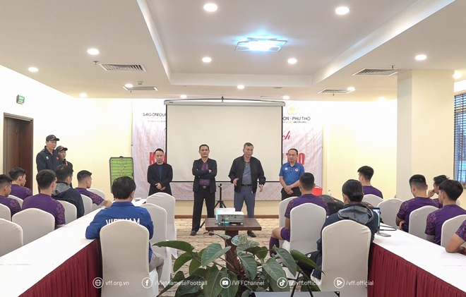 Chủ tịch VFF kh&iacute;ch lệ đặc biệt đội tuyển Việt Nam, HLV Kim Sang-sik nhấn mạnh một điều- Ảnh 1.