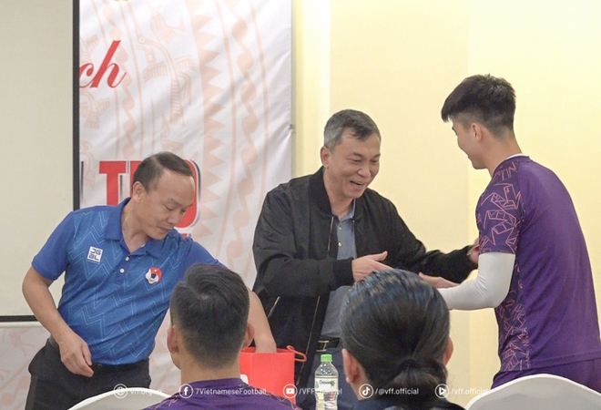 Chủ tịch VFF kh&iacute;ch lệ đặc biệt đội tuyển Việt Nam, HLV Kim Sang-sik nhấn mạnh một điều- Ảnh 2.