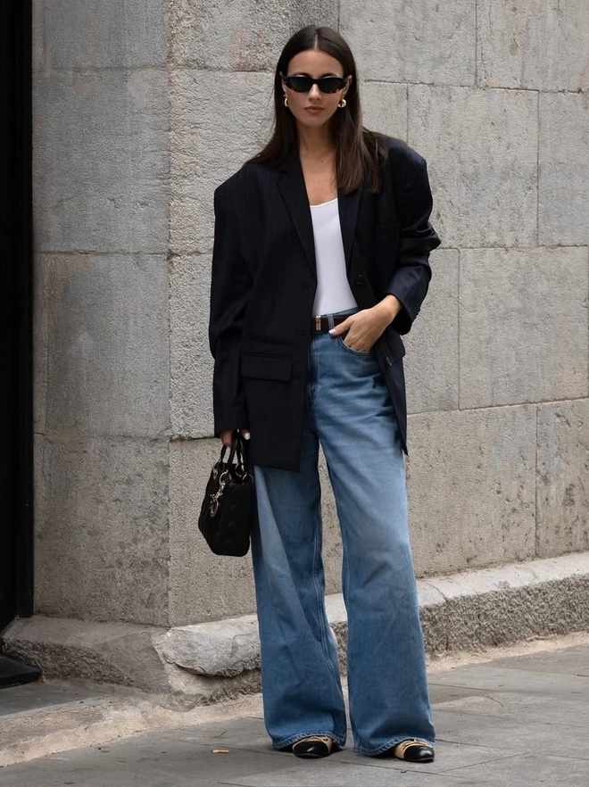 Going down the street with jeans and beautiful jackets - Photo 2.