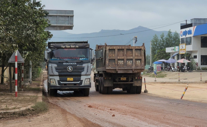 Lo ngại xe tải chở đất gây ô nhiễm, mất an toàn giao thông ở Quy Nhơn- Ảnh 9.