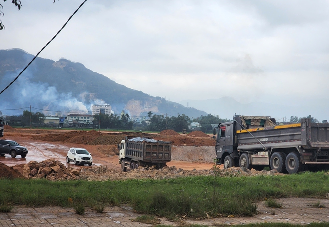 Lo ngại xe tải chở đất gây ô nhiễm, mất an toàn giao thông ở Quy Nhơn- Ảnh 14.