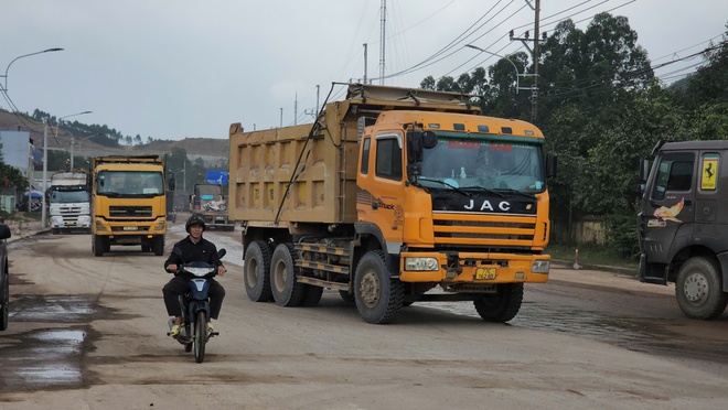 Lo ngại xe tải chở đất gây ô nhiễm, mất an toàn giao thông ở Quy Nhơn- Ảnh 5.